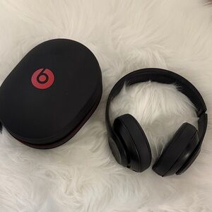 Beats Studio 3 wireless headphones by Dre with Case & charging cord